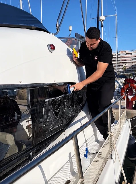 Detailing profesional de embarcación en puerto de Alicante - Diamond Details