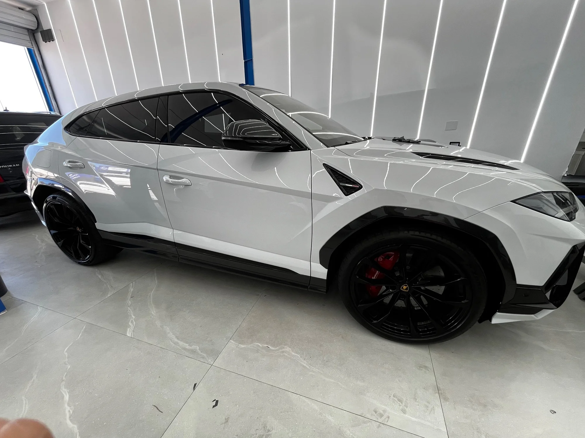 Lamborghini Urus blanco con acabado de detailing perfecto en Diamond Details Alicante